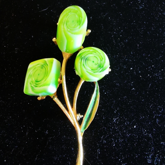 Gold Tone and Green Swirl Acrylic Floral Brooch - Picture 12 of 13